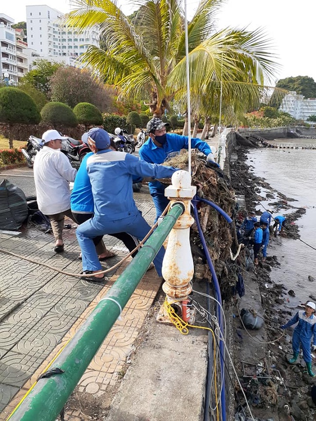 Management of Cat Ba Bays unites to clean the bay environment